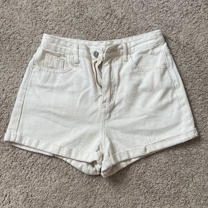 HIGH WAISTED CUFFED CREAM DENIM SHORTS